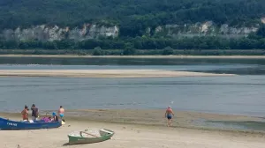 Dunărea a scăzut atât de mult încât poate fi traversată la pas în unele locuri
