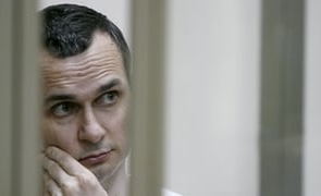 După cinci ani de închisoare în Rusia, regizorul ucrainean Oleg Senţov a plecat pe front: Luptele nu sunt