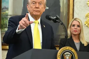 După demiterea șefei securității interne, Trump ia în calcul să dea afară o altă persoană cheie din administrația sa
