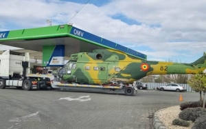 Elicopter al Armatei Române surprins într-o benzinărie. Un glumeţ: 