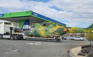Elicopter al Armatei Române surprins într-o benzinărie. Un glumeţ: