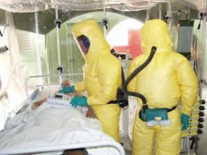Epidemia de Ebola ia amploare. A fost depășit pragul de 3.000 de cazuri, în lipsa unui tratament pentru tulpina actuală
