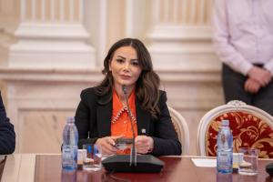 Femeia care a agresat-o pe senatoarea POT pe o stradă din București, declarații despre conflict, înainte să fie reținută. „Este amanta soțului meu de foarte mulți ani