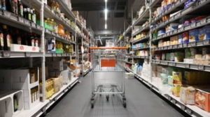 Femeie în vârstă amendată după ce a găsit un diplomat plin cu bani într-un cărucior de cumpărături de la Lidl