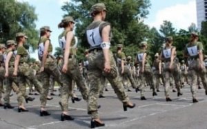 Femeile-soldat, puse sa marsaluiasca pe tocuri de 7 centimetri in Ucraina: