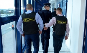 Filmul atentatului de pe aeroportul internațional Chișinău: Atacatorul a furat pistolul de la un polițist de frontieră