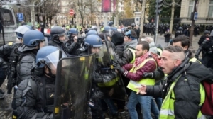 Forţele de ordine din Franţa vor fi echipate cu camere video portabile în timpul protestelor