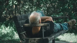 Francezii nu mai suportă căldură. Oamenii au ieșit să doarmă pe străzi. Parcurile sunt pline