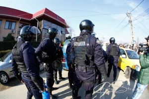 Furt de la gura copiilor: Percheziții de amploare cu mascați într-un caz de delapidare. Primarul PNL al comunei, directorul școlii și mai multe persoane implicate