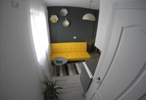 Garsoniera celebră de 11 metri pătrați din Cluj-Napoca a fost scoasă la vânzare. Ce preț cere proprietarul