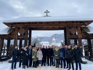 George Simion (AUR) a defilat fara masca, impreuna cu 30 de persoane, in fata unei manastiri din Brasov.