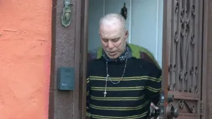 Greu de crezut cum s-a schimbat acest sex-simbol de la Hollywood. Nici fanii infocați nu-l mai recunosc pe acest actor de legendă
