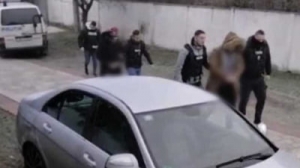 Hoţii au cerut o reţetă de mici de la o femeie și nepoții săi pe care i-au legat de mâini şi picioare