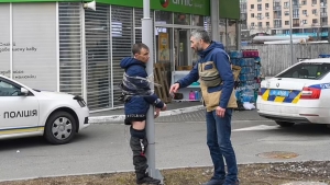 Hoții din Ucraina, pedepsiți de localnici. Cei care jefuiesc casele părăsite sunt legaţi de stâlpi şi bătuţi cu beţe