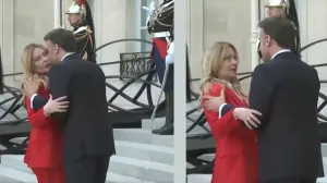 Iar o sa ia bătaie acasă! Macron s-a dat iar la Meloni: cei doi lideri europeni din nou virali după încă un gest straniu surprins de camere