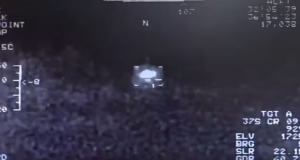 Imagini dezvăluite de Pentagon, contrar ideilor despre fizică: Un OZN care scapă de o aeronavă SUA, cu o viteză uriașă