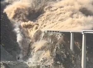 Imagini impresionante cu prăbușirea celui mai inalt pod din lume recent inaugurat în China dupa numai 3 ani de lucrari
