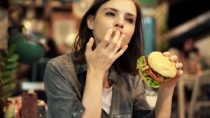 Imbatranesti ca la concurs prin obiceiuri zilnice care cresc, în tăcere, nivelul de cortizol, hormonul stresului. Plus ca si ingrasă excesiv