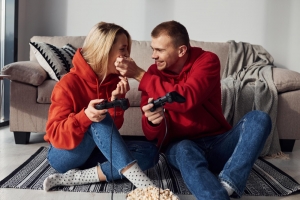 Importanța jocului în relații: cum pot jocurile să aducă partenerii mai aproape?