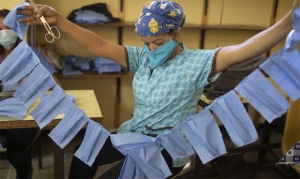 Ina un tun financiar pe timp de pandemie: 100 de milioane de măşti, fără licitaţie