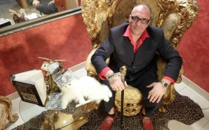 Interlopul Nelson Mondialu se laudă cu avuţiile sale, supărat că duşmanii îl cred sărac şi cerşetor: