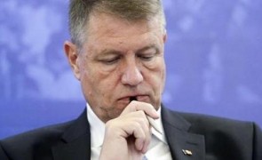 Iohannis e dat afară de