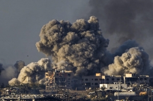 Israelul continuă sa bombardeze masiv sudul Fâşiei Gaza la o zi după ce anunţa sfârşitul fazei „intensive