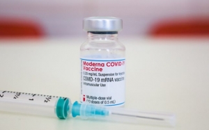 Japonia a suspendat noi loturi de vaccin Moderna după descoperirea unor