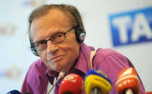 Jurnalistul Larry King, internat după ce a fost diagnosticat cu Covid-19