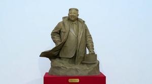 Kim Jong Un și presupusul buton nuclear. S-a ridicat prima statuie a dictatorului care îl surprinde apăsând un declanșator
