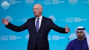 Klaus Schwab spune la Summitul Mondial al Guvernelor să controleze inteligența artificială: