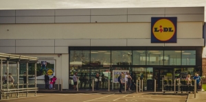 Liber la insecte si viermi! Lidl va reduce cantitatea de produse din carne înlocuindu-le cu surse