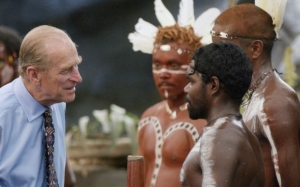 Lista gafelor monumentale ale Prinţului Philip. Soţul reginei Elisabeta către un aborigen: