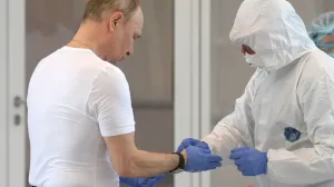 Măsuri de protecție ca în pandemie pentru ca Vladimir Putin să nu răcească. Oficialii cu teste pozitive la gripă sunt trimiși în concediu medical
