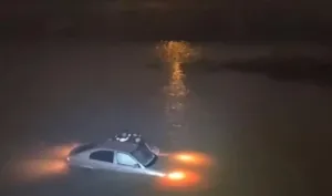 Mașină înghițită de apele Jiului, șoferiță salvată la limită din râul înghețat
