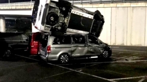 Mercedes 69 cu un excavator! Răzbunarea unui angajat dat afara
