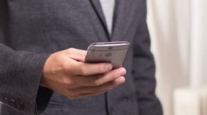 Metoda ingenioasă prin care un bărbat a încheiat abonamente pe numele altor persoane și a primit gratis cinci telefoane