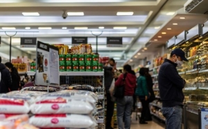 Metoda prin care supermarketurile vor să-i descurajeze pe hoţii de conserve.