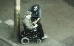 Michael Schumacher s-a ridicat din pat și se plimbă cu scaunul cu rotile. A fost surprins într-o imagine recentă cu un îngrijitor VIDEO