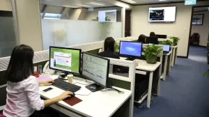 Mii de consilieri locali și județeni din toate partidele care sunt angajați la stat intră astăzi în incompatibilitate ca urmare a unei modificări legislative făcute de Parlament
