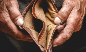 Mii de români sărăcesc de la o lună la alta. Județele în care se plătesc cele mai multe ajutoare sociale