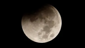 Misterul magnetismului puternic de pe Lună a fost elucidat. Funcționează ca și cum e pornit și oprit de la un comutator
