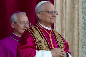 Moment tensionat cu Papa Leon: Un obiect l-a lovit în cap. Mulțimea a rupt bariera de securitate
