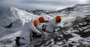 Muntele Erebus aruncă în aer zilnic praf de aur în valoare de 8.000 de dolari care se dep-une pe gheața din Antartica
