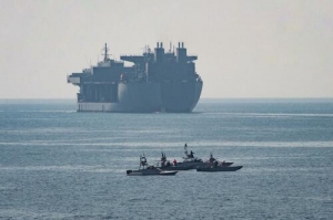 Nave de război americane, britanice și franceze tranzitează strâmtoarea Hormuz pentru a împiedica Iranul să captureze petroliere