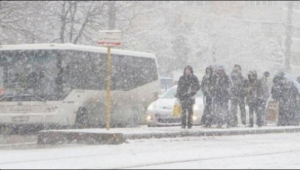 Ninsoarea face RAVAGII în România: drumuri închise. O locomotivă s-a defectat