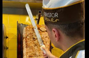 Noi detalii în dosarul patronului Doner Kebap: Mai mulți funcționari români ar fi fost duși în Turcia unde primeau mită și favoruri în cluburi de noapte
