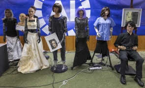 Nouă roboți umanoizi au ținut o conferință de presă și au spus că ar putea fi lideri mai buni decât oamenii