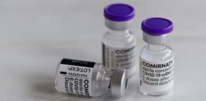 Numeroși medici din SUA cer retragerea de pe piață a vaccinurilor Pfizer și Moderna: