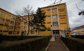 O elevă de 16 ani și-a înjunghiat profesorul cu un cuțit de tăiat porcul chiar in biroul directorului